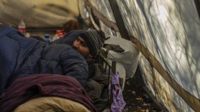 En man i Bosnien i tältet som han delar med många andra migranter och asylsökande