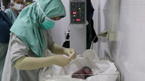 En sjuksköterska tar hand om ett nyfött barn