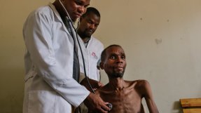 En man undersöks av två läkare