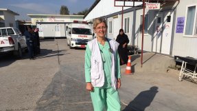 Narkosläkaren Cecilia utanför Läkare Utan Gränsers sjukhus i Qayarrah, Irak
