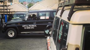 Två bilar, på ena texten: hopital provincial du nord kivu