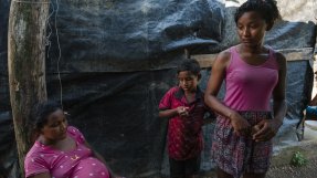 En kvinna, en annan gravid kvinna och ett barn