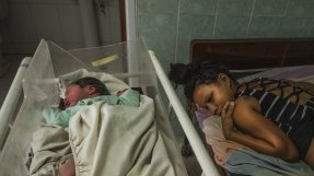 En mor bredvid sin dotter