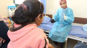 Salwa pratar med sjukvårdspersonal