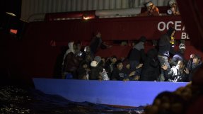 En ribbåt med migranter bredvid Ocean Viking