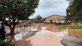 En vattenpöl utanför vårt sjukhus i Aweil, Sydsudan