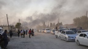 Bilar och människor på flykt undan bombningar