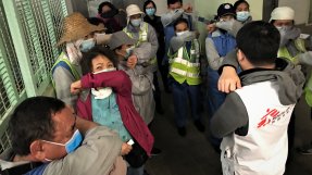 En grupp gatsopare i Hong Kong får utbildning av Läkare Utan Gränser i hur de kan skydda sig mot det nya coronaviruset