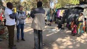 Hanna Broberg i ett internflyktingläger.