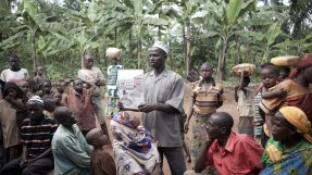 En lokal hälsoarbetare som utbildar om malaria