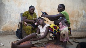 En flicka får håret klippt