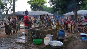 Personer kring en brunn