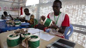 En man analyserar myggprovet