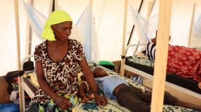 En mamma med sitt barn