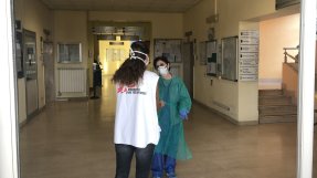 Läkare Utan Gränsers projektkoordinator Carlotta och en sjuksköterska på Codogno sjukhus i Italien 