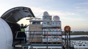 Pallar med medicinsk utrustning plockas in på ett plan