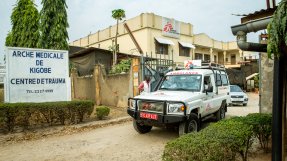 En ambulans framför ett sjukhus
