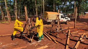 Uppbyggnaden av ett tillfälligt område för triagering och isolering i Nduta, Tanzania.