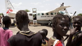 Människor framför ett plan