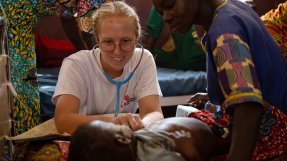 Läkaren Anna-Clara Ivarsson tar hand om ett barn sjuk i mässling på Bossangoa sjukhus, Centralafrikanska republiken.