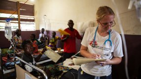 Läkaren Anna-Clara Ivarsson tar hand om barn sjuka i mässling på Bossangoa sjukhus, Centralafrikanska republiken.