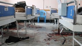 En tom sjukhussal på sjukhuset Dasht-e-Barchi, Afghanistan, men blod på golvet.