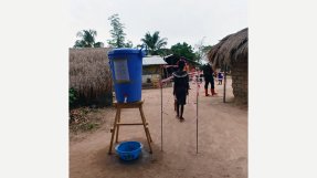 En handtvättsstation och kösystem på en vaccinationsstation