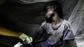 En pojke som misstänks ha smittats med rabies undersöks i Sydsudan. 