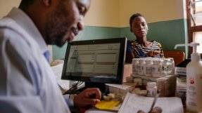 Kvinnan Lita sitter mittemot en läkare vid ett skrivbord.