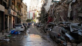 En gata med bilar som förstörts i explosionen i Beirut, Libanon, den 4 augusti.