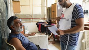 Personal från Läkare Utan Gränser pratar med Mounir Othman, som skadades i explosionen i Beirut, Libanon.