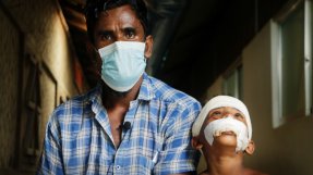 Abu Siddik, som flytt från Myanmar, tillsammans med sin son i flyktinglägret Cox's Bazar i Bangladesh. 