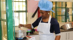 På kliniken i Kiambu lagar kocken näringsberikad gröt till patienter som är undernärda
