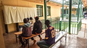 Patienter väntar på att få ta sitt metadon på kliniken i Kiambu, Nairobi, Kenya.