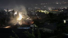 Vy över staden Bamenda i Kamerun nattetid.