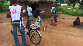Som en förebyggande åtgärd mot malaria i Batangafo, Centralafrikanska republiken, delar vårt team ut förebyggande behandling