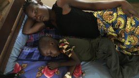 Chancella Gbtoum och hennes son Yakota Abbia som har malaria, på sjukhuset i Batangafo, Centralafrikanska republiken.
