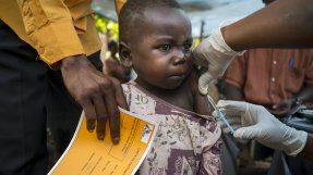 En pojke vaccineras mot mässling i Bas-Uele-provinsen i Kongo-Kinshasa. 
