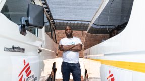 Lebogang Seketema som arbetar med att köra personer som utsatts för sexuellt våld till och från Läkare Utan Gränsers klinik i gruvstaden Rustenburg, Sydafrika. 