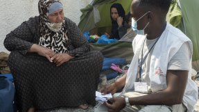 Läkare Utan Gränsers medarbetare pratar med 67-åriga Jayzah, efter branden i Morialägret på den grekiska ön Lesbos.