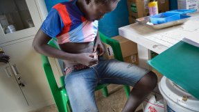 14-årige Deng Gwin tar sin insulinspruta. Han är en av patienterna vid Läkare utan gränsers diabetesklinik i Agok i Sydsudan.