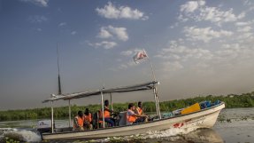 Ett mobilt team från Läkare Utan Gränser färdas på floden Phow i Old Fangak, Sydsudan.