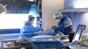 Läkare Utan Gränsers sjukvårdspersonal tar hand om en covidpatient i Lodi, Italien.