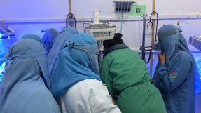 Sjuksköterskor undersöker Khadeja