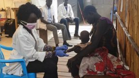 Vi stöter på alla slags medicinska behov på sjukhuset i Old Fangak, Sydsudan.