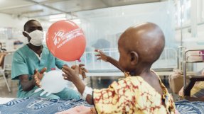 Tvååriga Sheku Kamara behandlas för malaria, undernäring och lunginflammation på Hangha sjukhus i Sierra Leone.