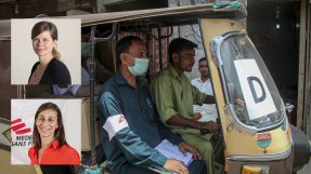 Hälsoinformatören Munir Hussain delar ut munskydd i Karachi, Pakistan, för att stoppa spridningen av covid-19.
