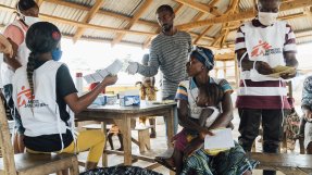 En mamma och hennes barn besöker ett av Läkare Utan Gränsers sjukhus för barn under fem år i Kenema, Sierra Leone