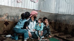 Ahmed och hans barn bor i Bekaadalen i Libanon,