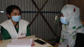 Laiju, som är volontär på Kutupalong-sjukhuset i Cox's Bazar, Bangladesh, samtal med Läkare Utan Gränsers personal.